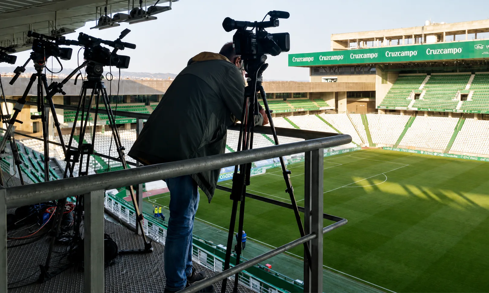 Cámaras de televisión en el estadio El Arcángel, donde el Córdoba debutará en la segunda jornada. Foto: Cordobadeporte.com
