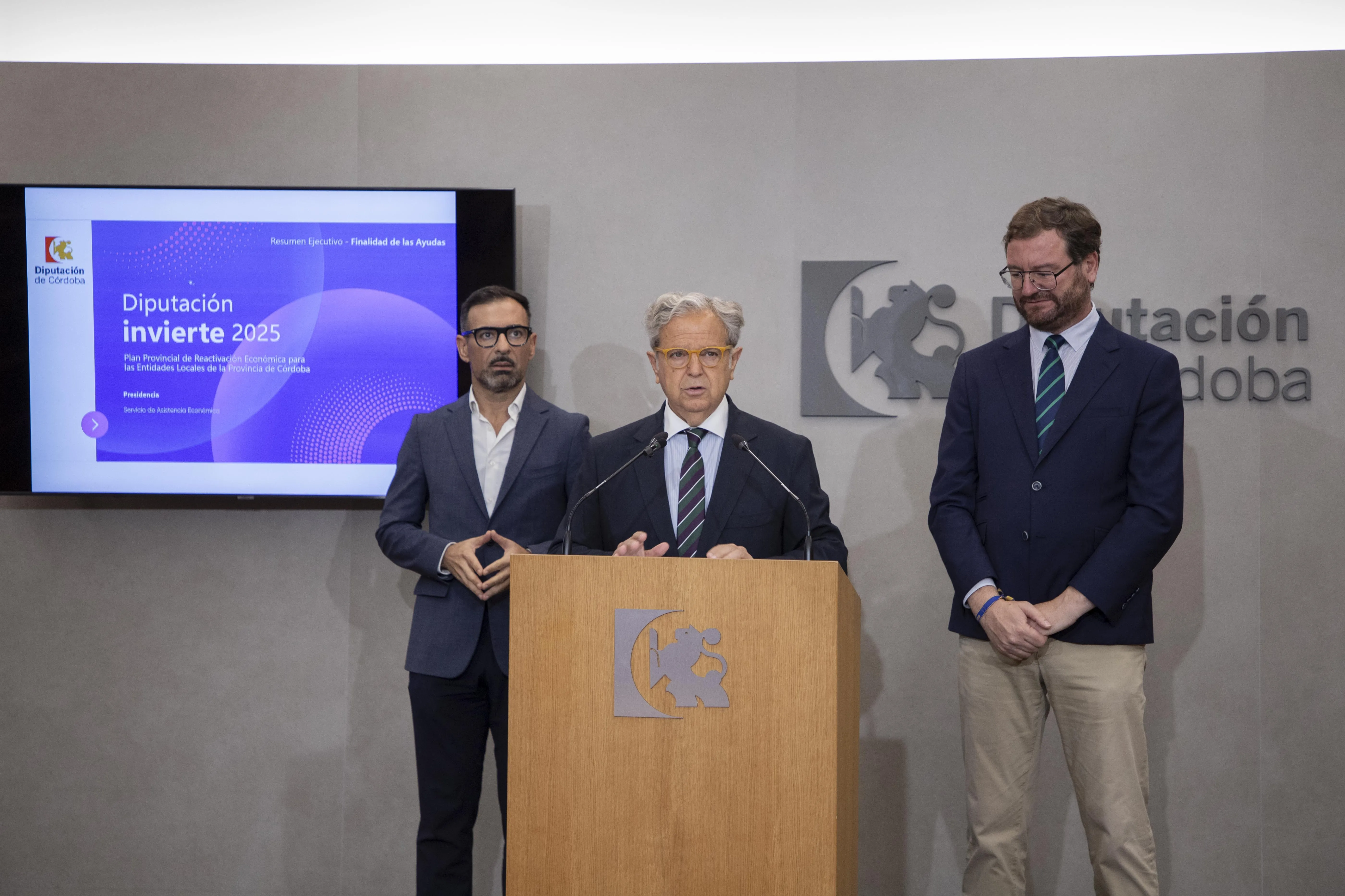 El presidente de la Diputación de Córdoba, Salvador Fuentes (centro), anuncia el programa Diputación Invierte 2025. Foto: Diputación de Córdoba