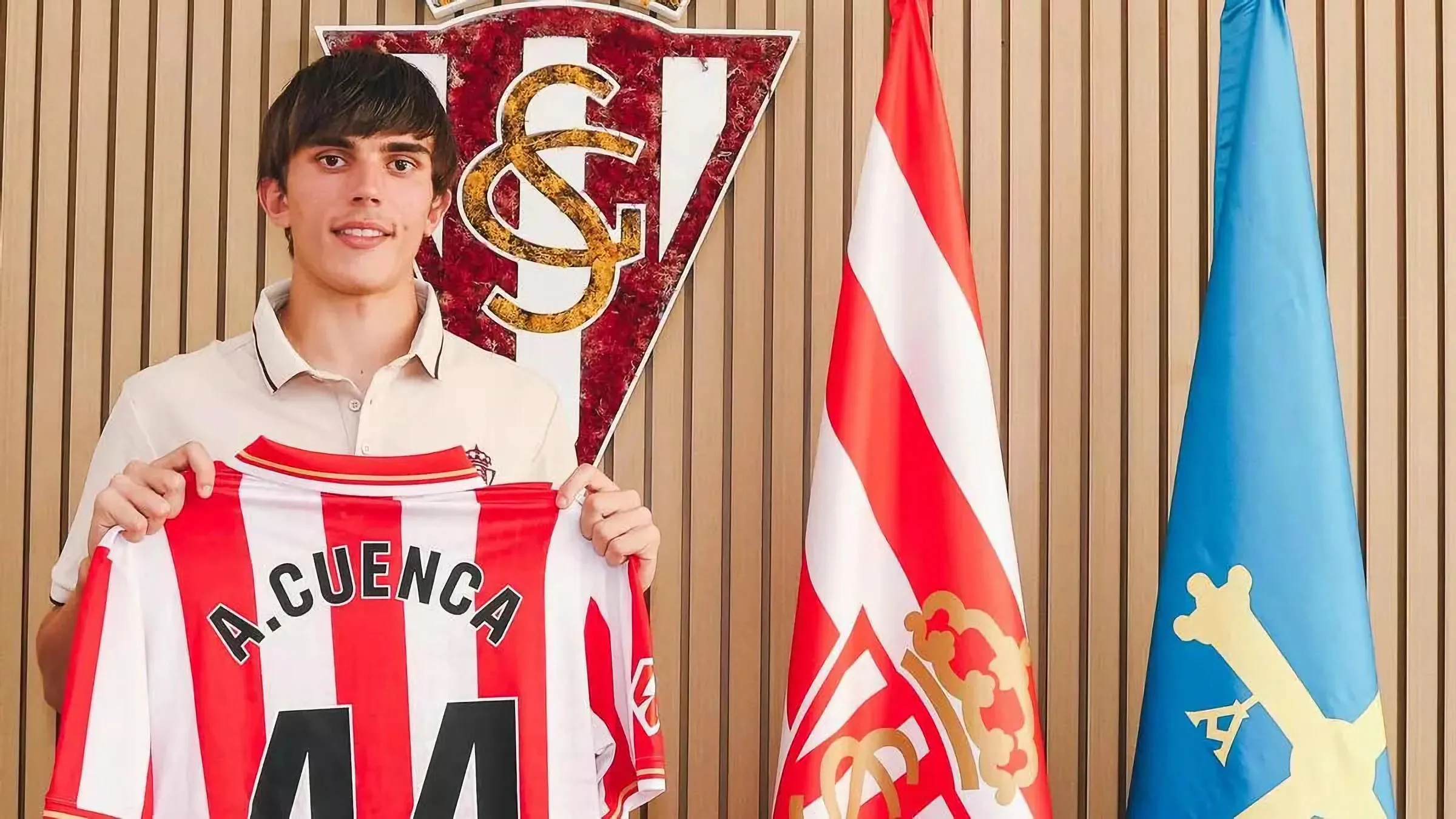 El Real Sporting de Gijón ha confirmado el regreso del central adamuceño. Foto: Club