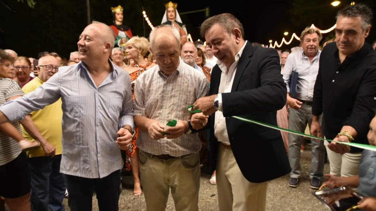 Momento del corte de la cinta en el alumbrado de la Feria 2025. Foto: Ayto de Villa del Río Momento del corte de la cinta en el alumbrado de la Feria 2025. Foto: Ayto de Villa del Río