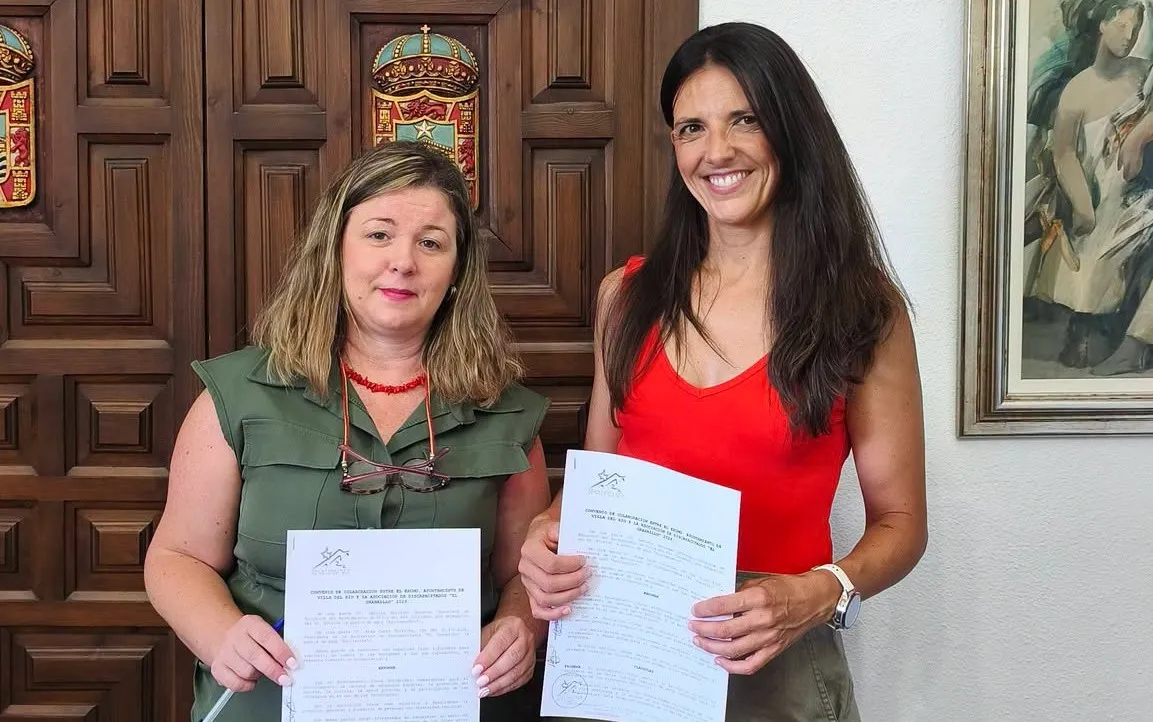 Firma del convenio entre el Ayuntamiento y el centro. Foto: Ayto de Villa del Río