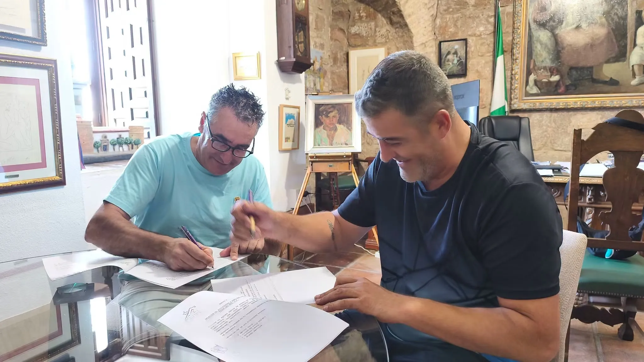 Momento de la firma entre Ayuntamiento y club. Foto: Ayto de Villa del Río