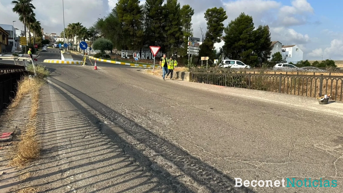 Paso superior que será demolido para la adaptación de la vía. Paso superior que será demolido para la adaptación de la vía.