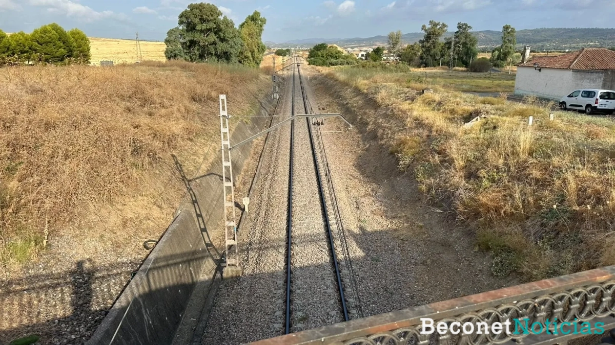 Vía del tren a su paso por El Carpio. Vía del tren a su paso por El Carpio.