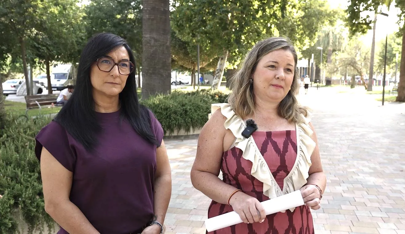 Leticia Barragán, presidenta de la Asociación de Comerciantes y Hosteleros La Estrella (a la derecha), acompañada por Mari Rosi Camino, miembro de la Junta Directiva (a la izquierda).