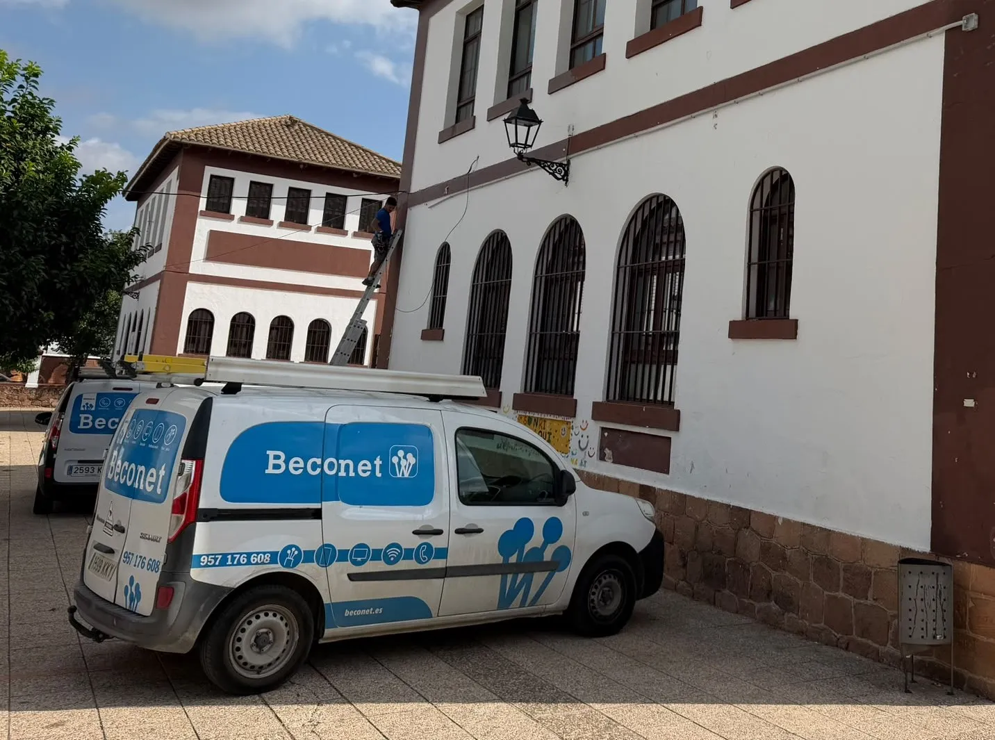 Instalación del nuevo sistema de videovigilancia en el CEIP Poeta Molleja.