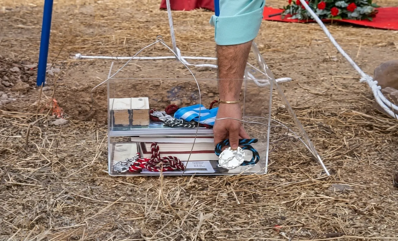 Cápsula en la que han sido depositados los elementos representativos de la Semana Santa montoreña. Foto: Ayto de Montoro.