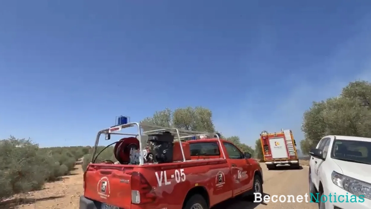 Los bomberos llegan al lugar del incendio. Los bomberos llegan al lugar del incendio.