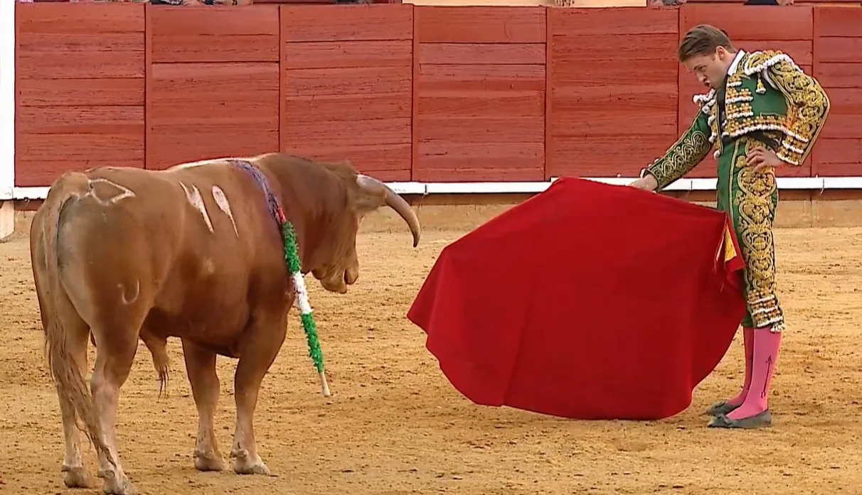 El almeriense Pablo Sánchez terminó con dos orejas como recompensa. Foto: Canal Sur