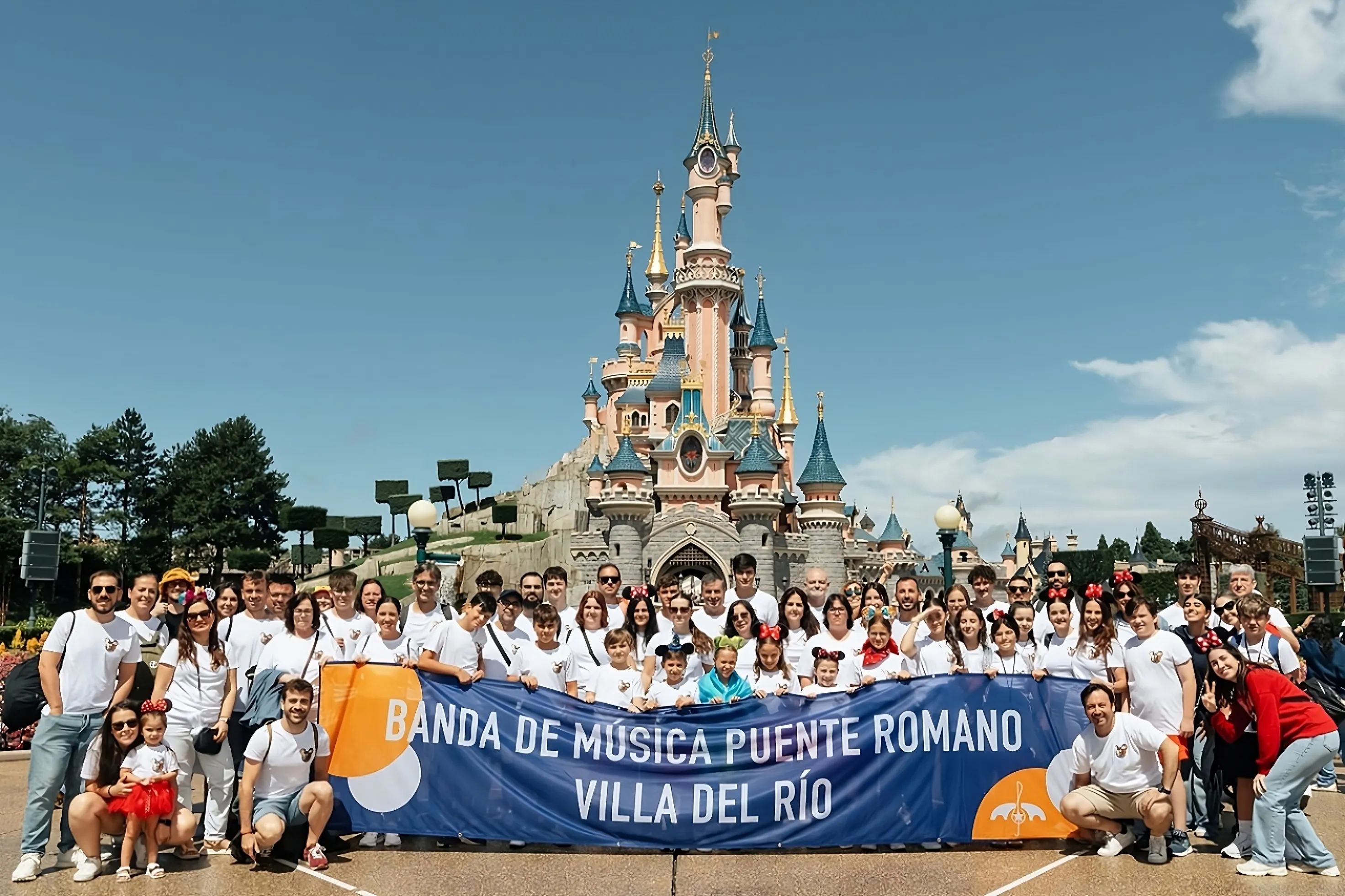 La Banda Puente Romano de Villa del Río delante del castillo de Disneyland París. Foto: Salvador Gil