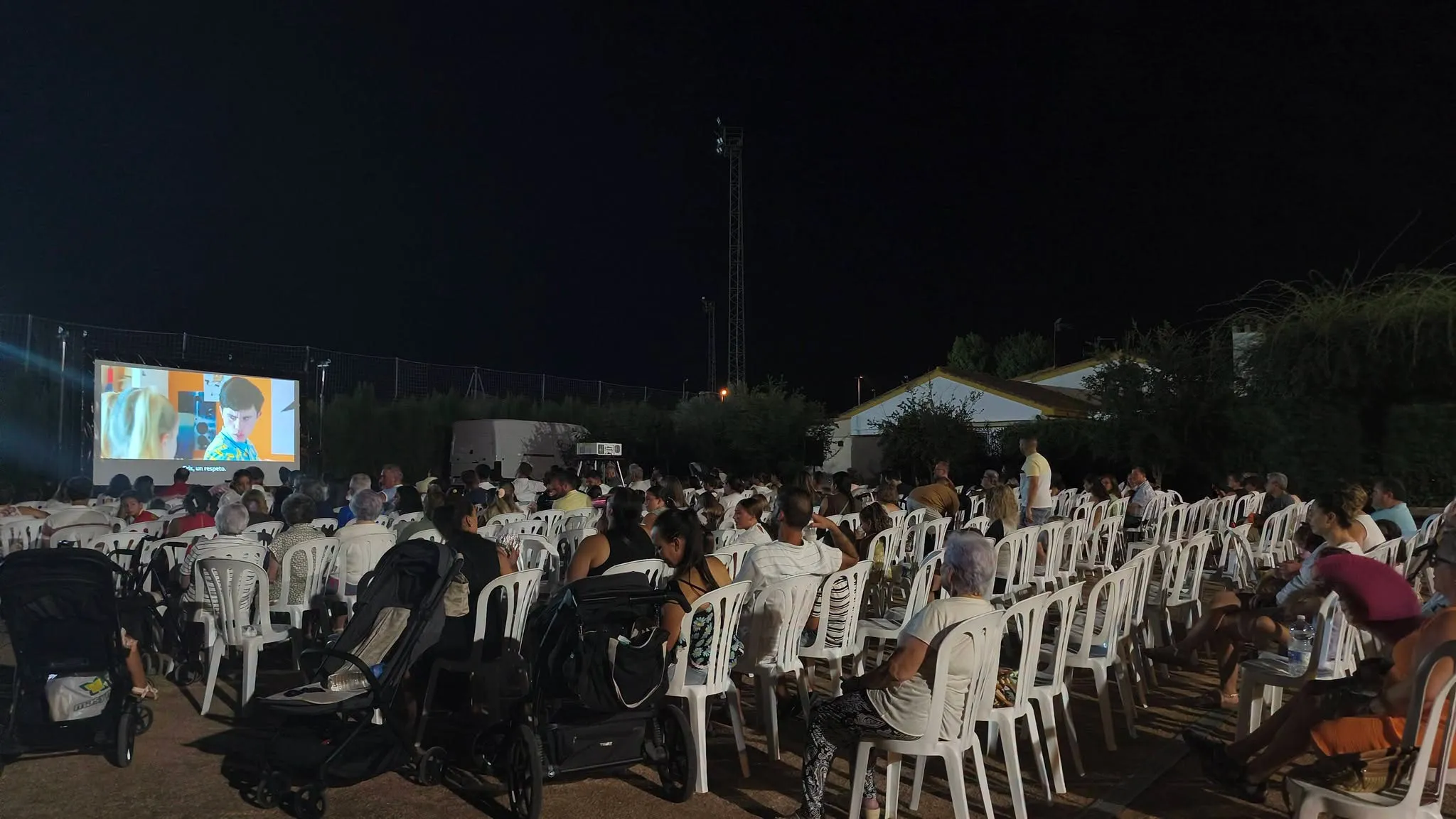 Sesión de cine al aire libre celebrada durante este mes de agosto. Foto: Ayto de Villa del Río