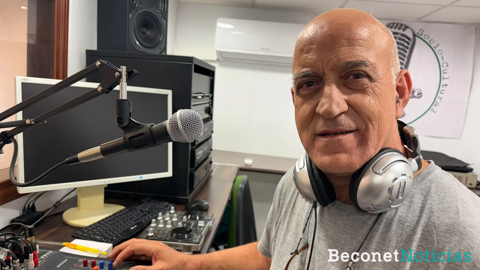 Rafael Castro, en el nuevo estudio de Bujalance Radio. Rafael Castro, en el nuevo estudio de Bujalance Radio.