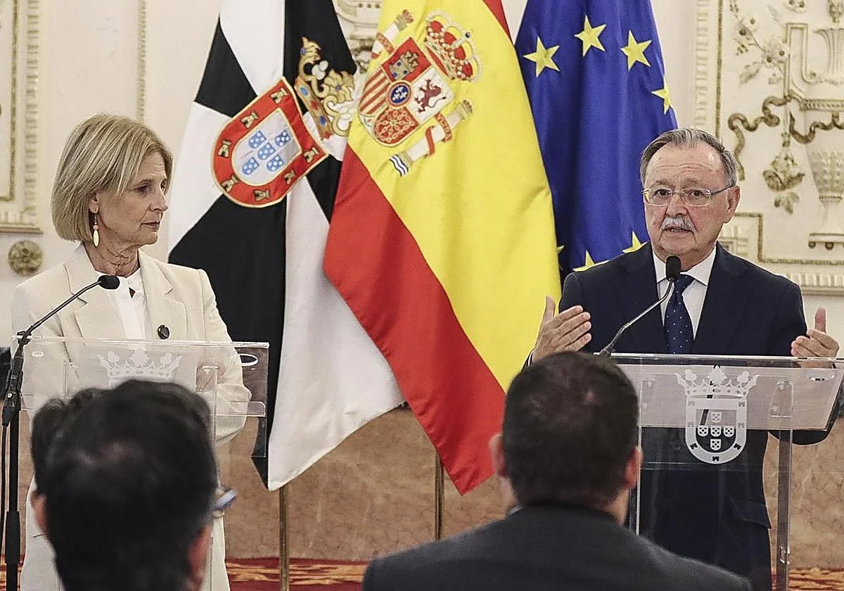 La presidenta de la FEMP, María José García Pelayo, junto al presidente de la Ciudad Autónoma, Juan Jesús Vivas, durante su visita a Ceuta. Foto: EFE