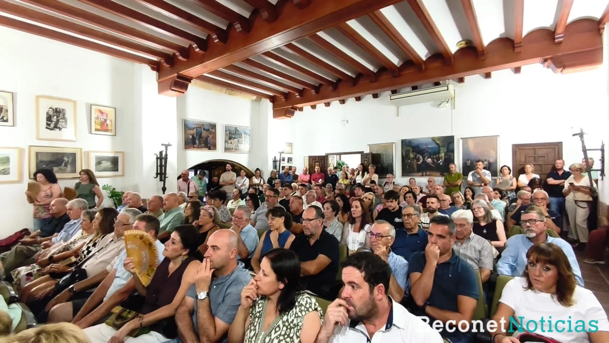Personas asistentes al acto de presentación del libro. Personas asistentes al acto de presentación del libro.
