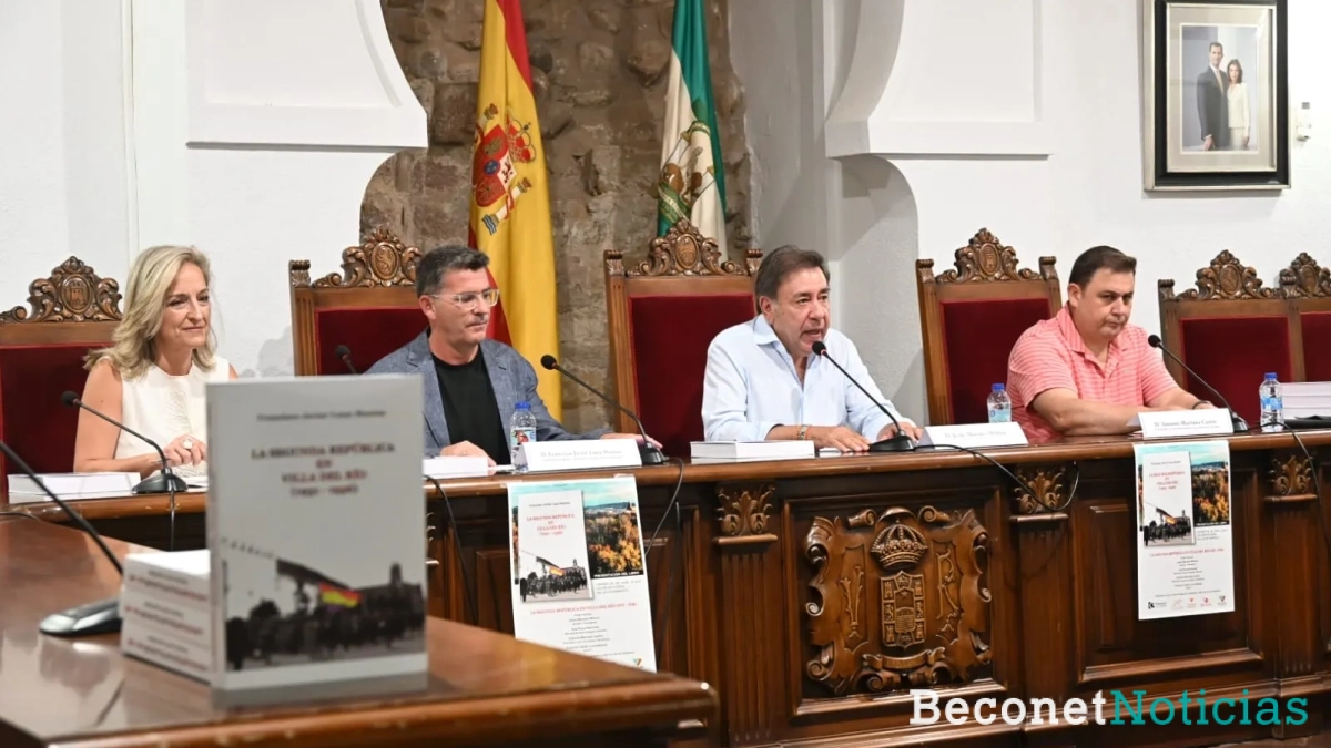Presentación del libro en el Salón de Plenos del Ayuntamiento. Presentación del libro en el Salón de Plenos del Ayuntamiento.
