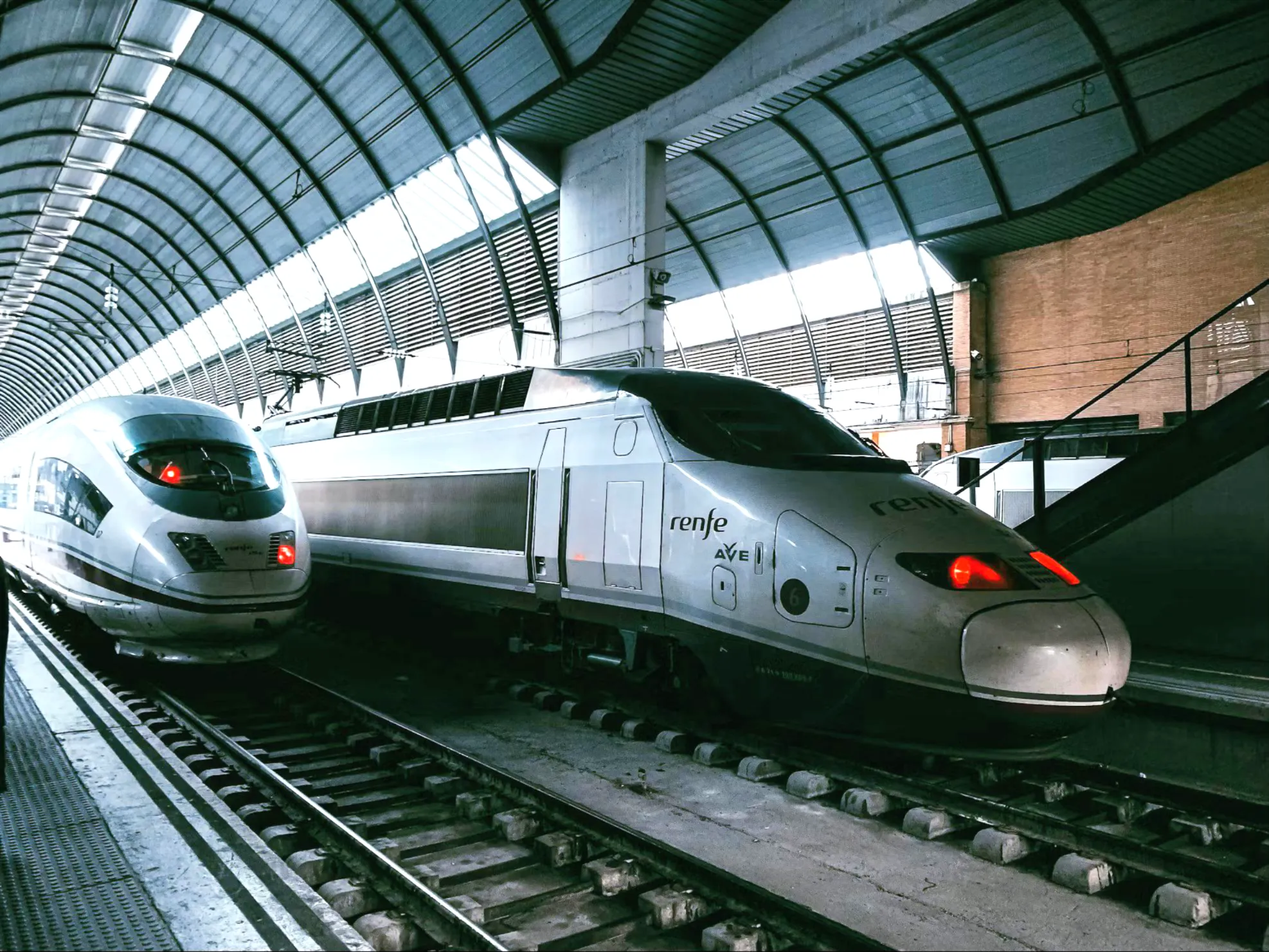 Trenes AVE en una estación ferroviaria.