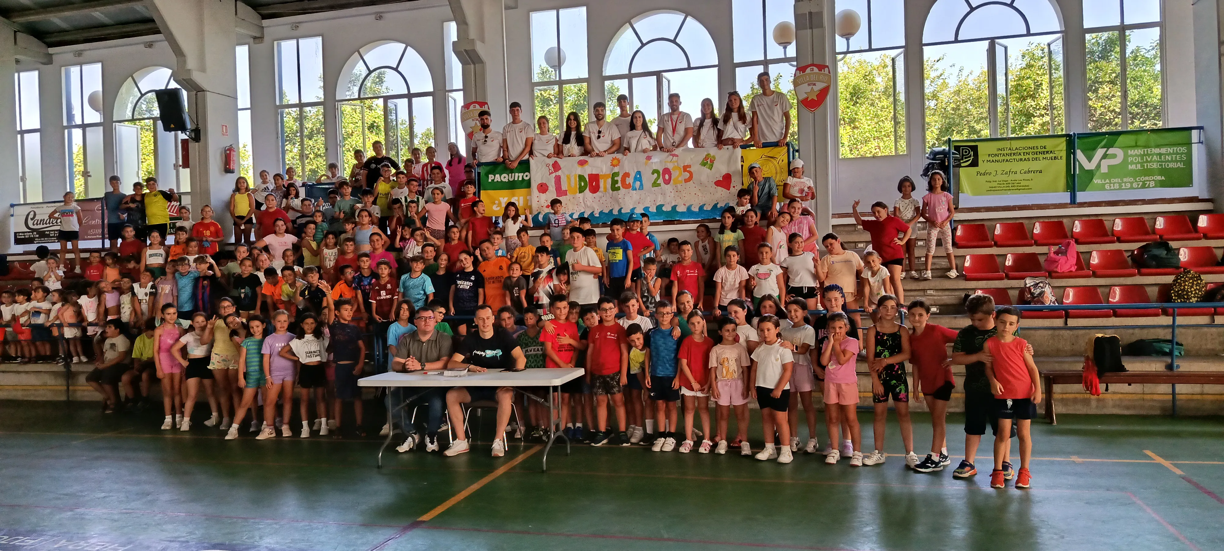 Javi Lara junto a más de 200 niños en la Ludoteca del Villa del Río Futsal