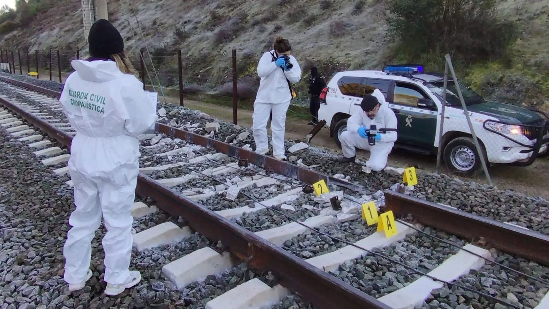 Una imagen del trozo de vía que falta en el lugar del accidente de Adamuz. Telecinco