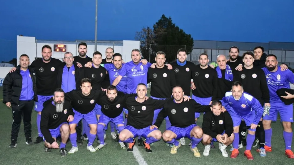 Jesús Medina, junto a su equipo en un torneo. Jesús Medina, junto a su equipo en un torneo.
