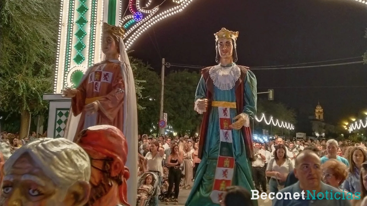 Pasacalles gigantes y cabezudos durante una edición anterior de la feria de Villa del Río. Pasacalles gigantes y cabezudos durante una edición anterior de la feria de Villa del Río.
