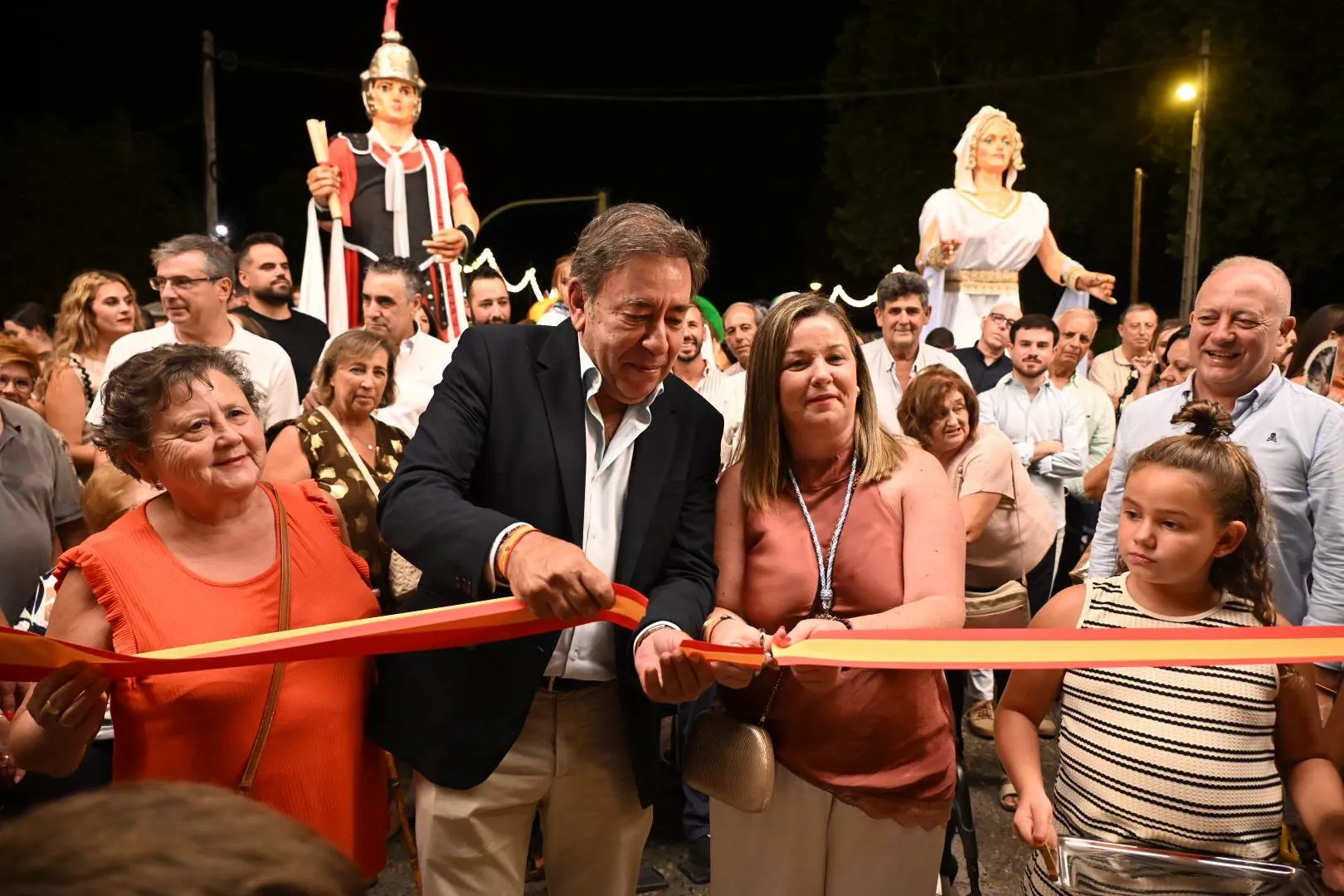 Corte de cinta y encendido del alumbrado de la Feria. Foto: Ayto de Villa del Río Corte de cinta y encendido del alumbrado de la Feria. Foto: Ayto de Villa del Río