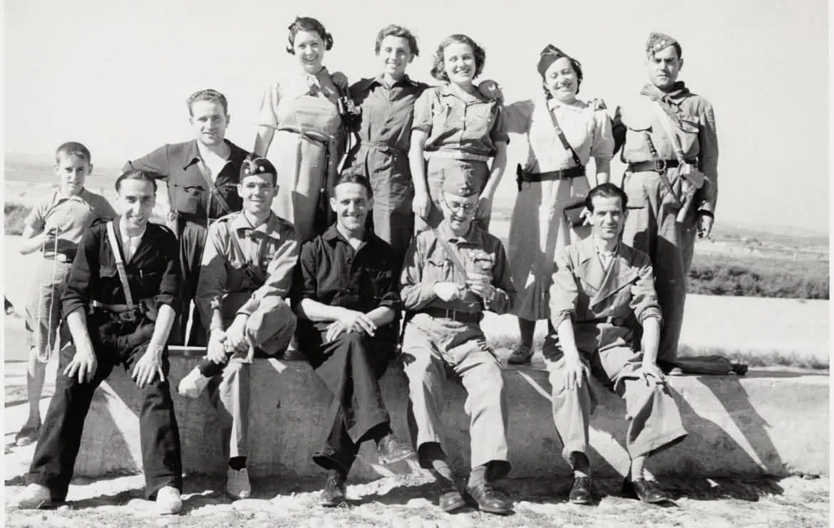 Gerda Taro, segunda a la izquierda arriba; López Quero, primero a la derecha arriba e Ignacio Gallego y Alejandro Peris, primero y segundo a la derecha abajo. Foto: Fran Luna