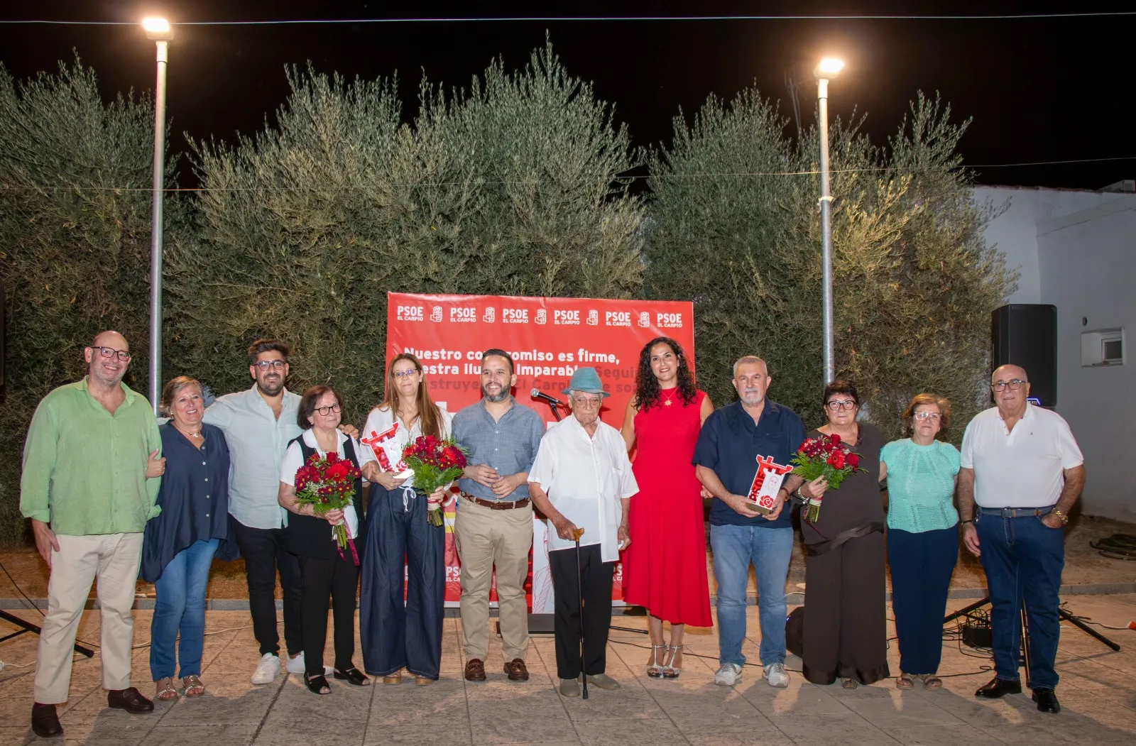 Miembros del partido juntos a María y los hijos de Pedro Mejías. Foto: Juan Mejías