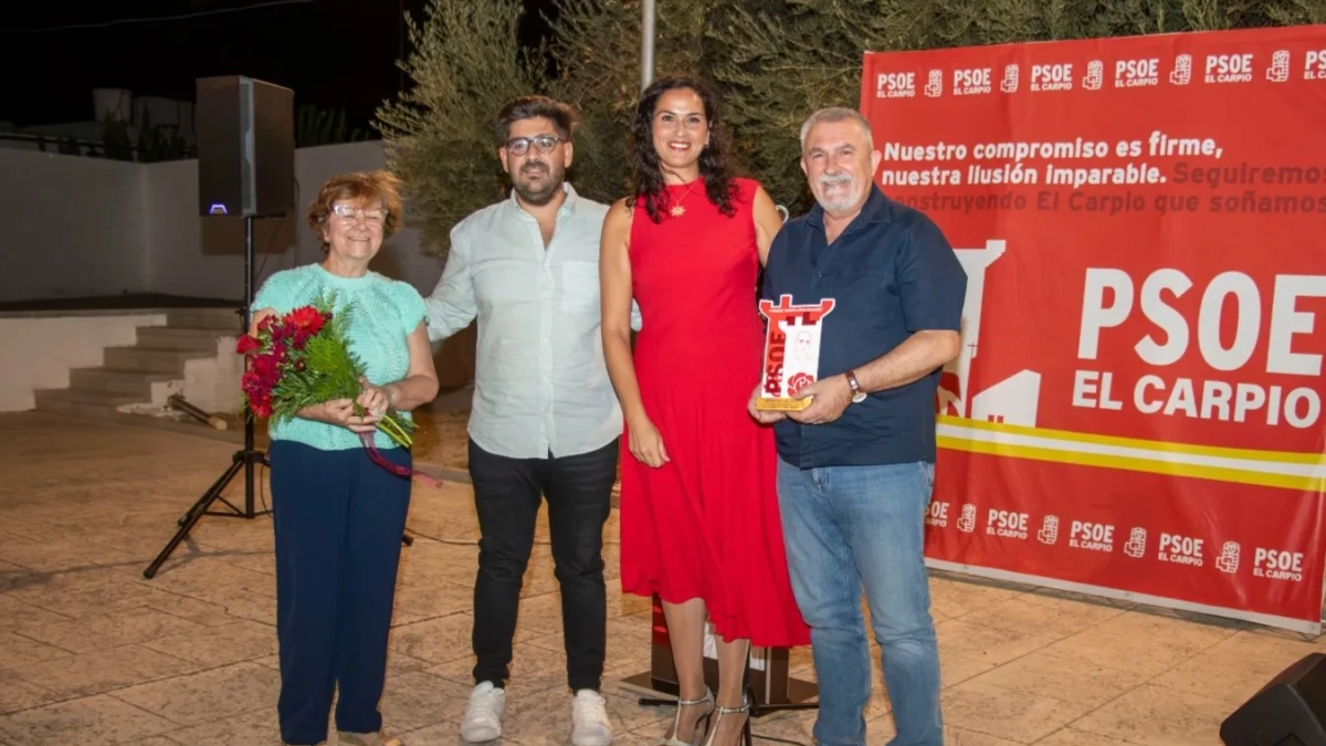 Entrega de reconocimiento a los hijos de Pedro Mejías. Foto: Juan Mejías.