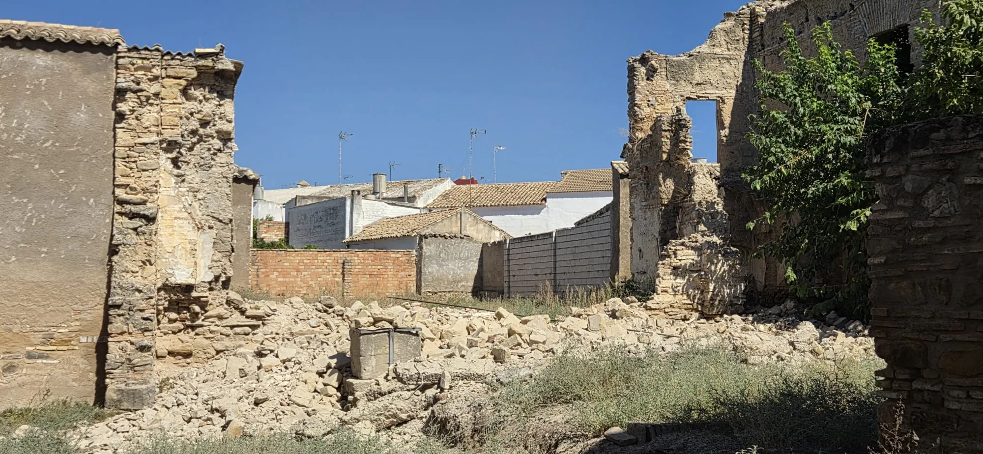 Aspecto del edificio tras la caída de uno de los últimos arcos de la antigua Casa del Pueblo de Lopera.