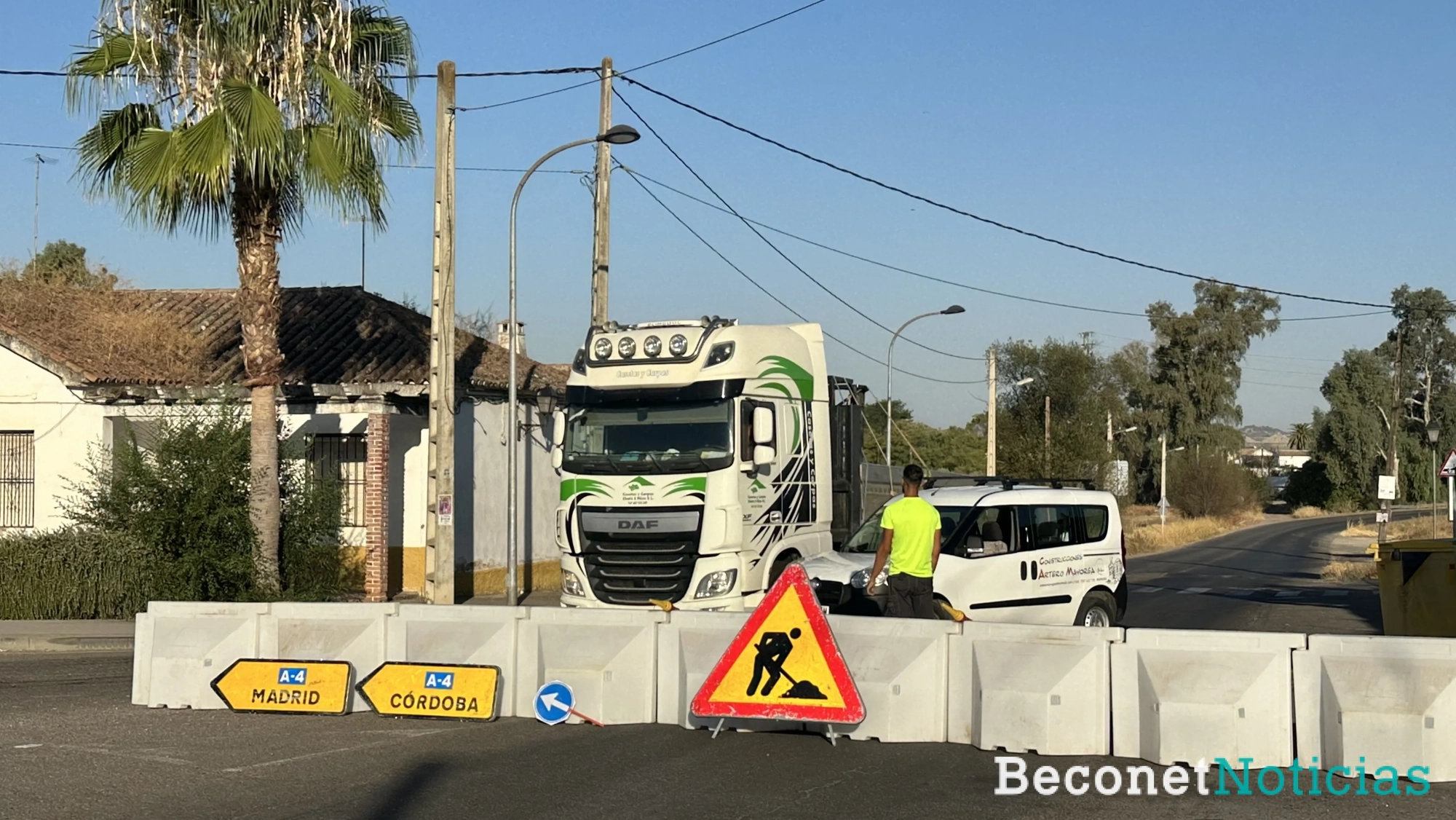 La salida a la autovía desde El Carpio debe hacerse por la carretera alternativa El Carpio-Villafranca. La salida a la autovía desde El Carpio debe hacerse por la carretera alternativa El Carpio-Villafranca.