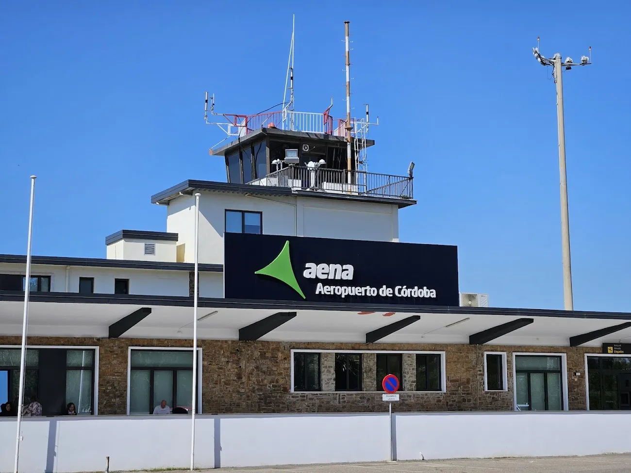 Torre de control y fachada principal del aeropuerto de Córdoba. Foto: Aereopuertos Net