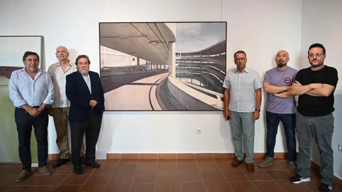 Jurado del certamen con la obra ganadora. Jurado del certamen con la obra ganadora.