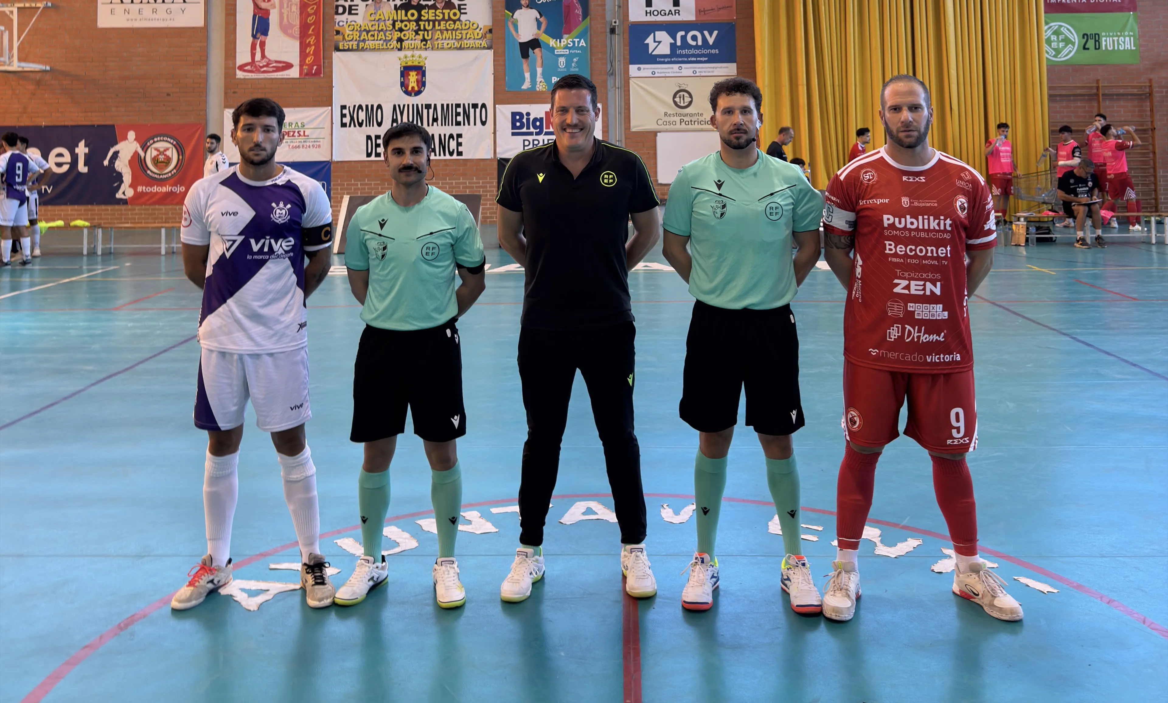 Los capitanes de ambos equipos junto a los árbitros posan antes del inicio del partido. Foto: CD Beconet Bujalance FS