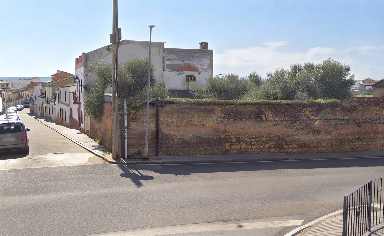 El muro que delimita la parcela municipal de la calle Ramón y Cajal donde está proyectada la residencia de mayores de Villafranca. Foto: Google