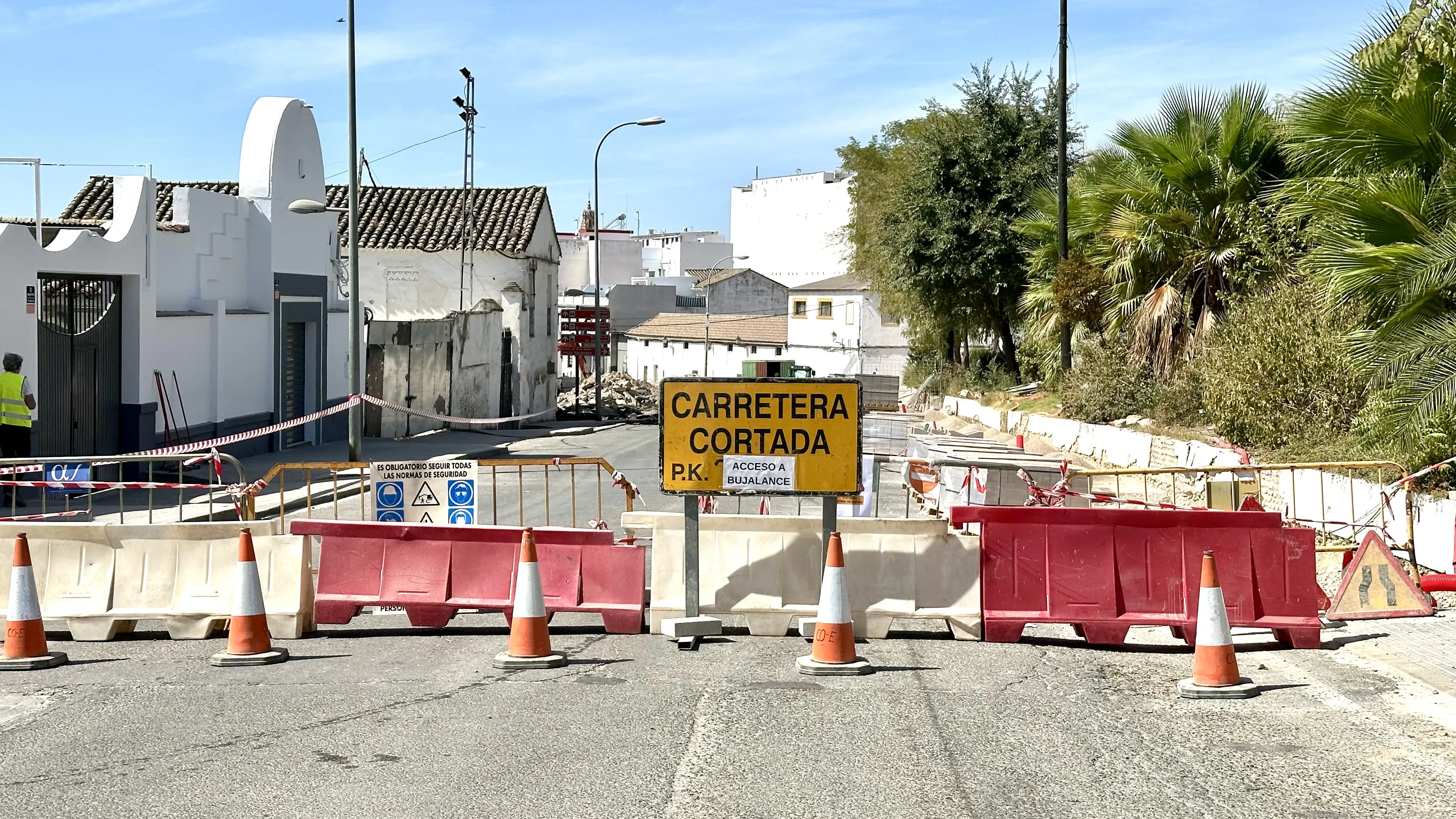 Corte de la carretera de acceso a Bujalance y la urbanización. 