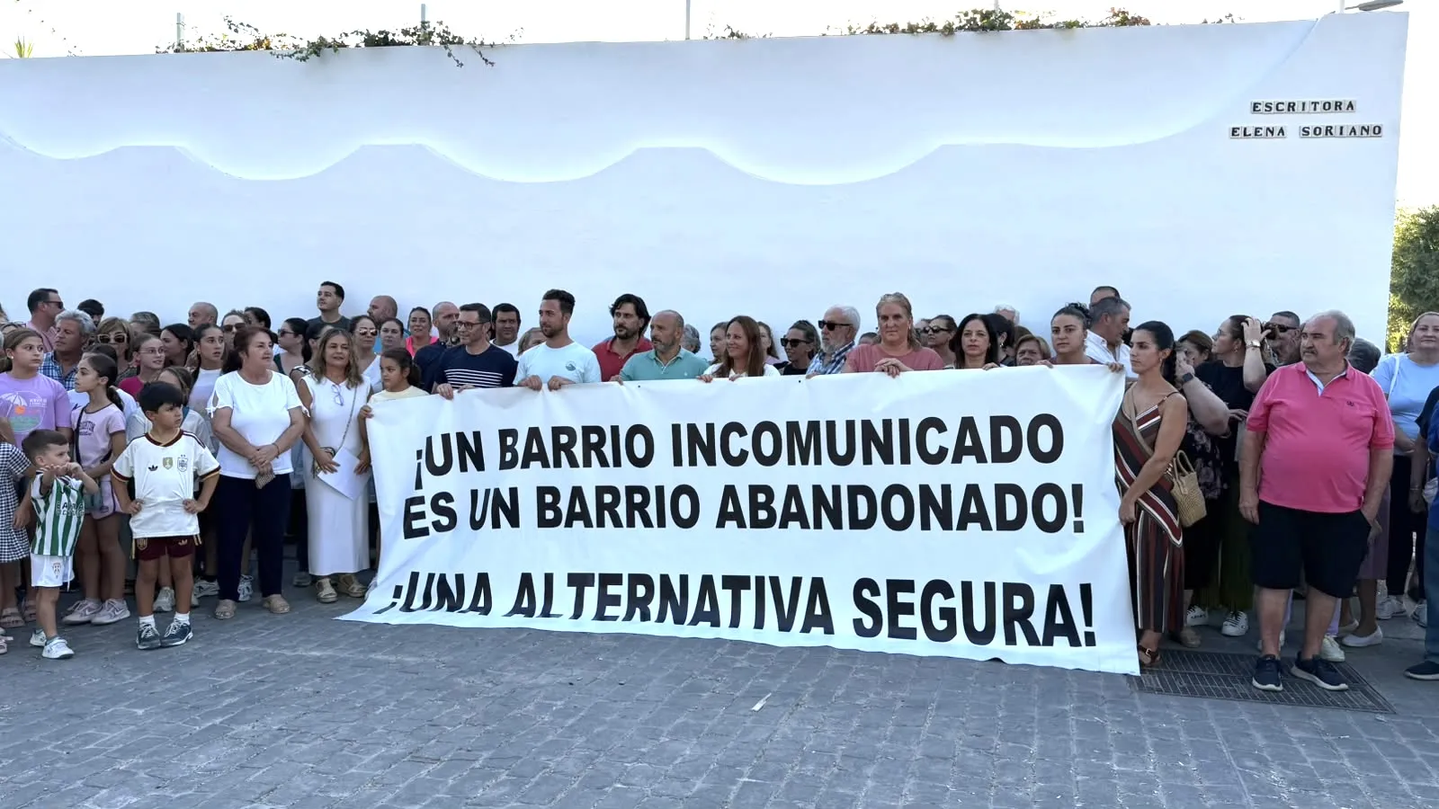 Concentración llevada a cabo por los vecinos este martes. 