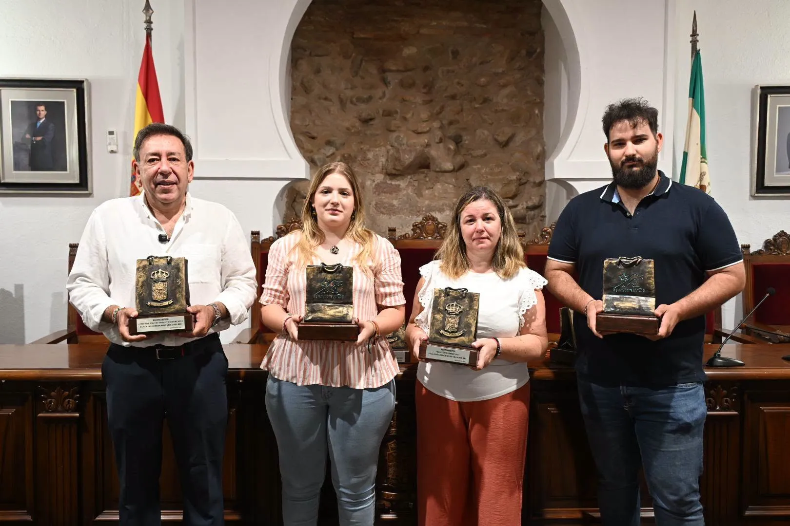 Presentación de los trofeos en el Ayuntamiento de Villa del Río.