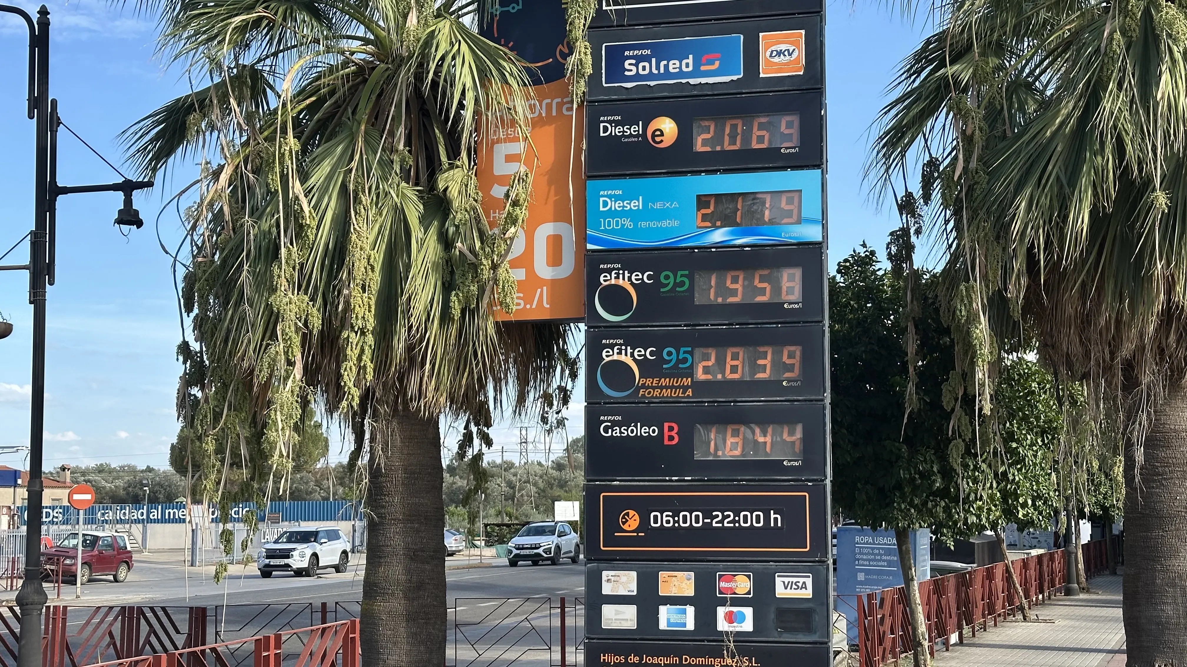Precios en una gasolinera de la comarca este martes.