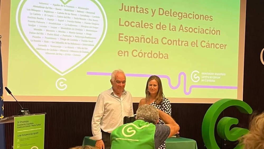 Rogelia María Luque García recibe el Premio 'Constancia contra el cáncer'
