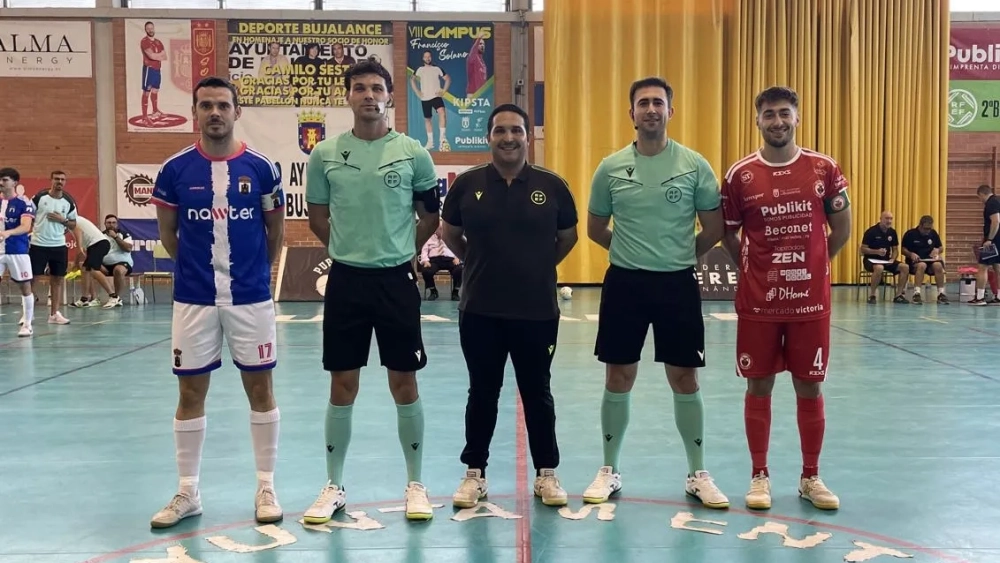 Fotografía de inicio de los capitanes y el cuerpo arbitral. Foto: Club