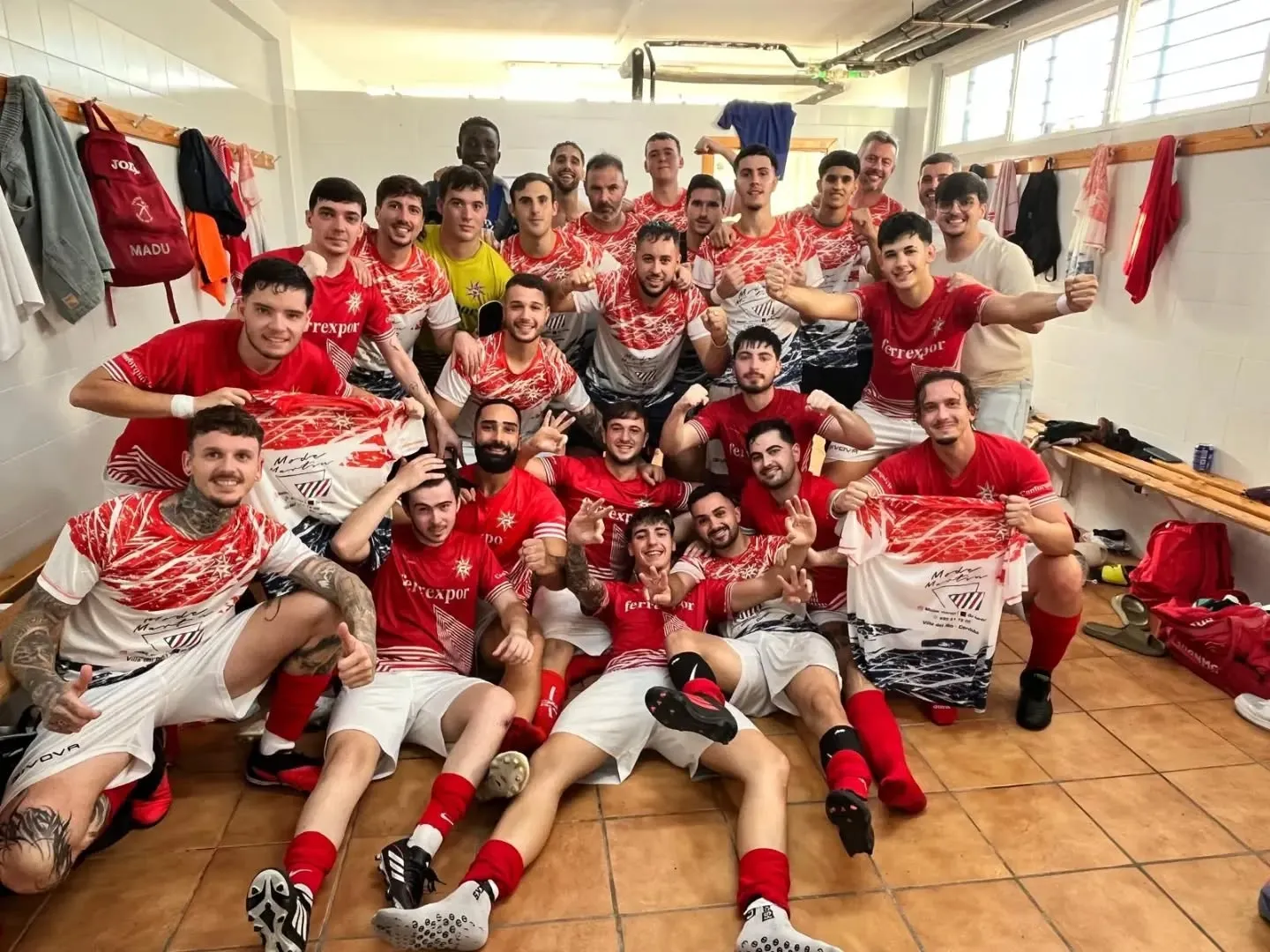 El Villa del Río CF B celebra la primera victoria de la temporada. Foto: Club