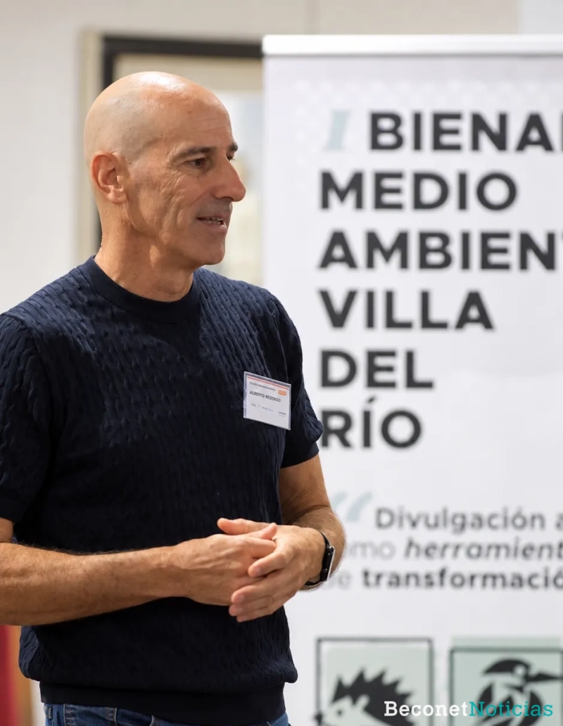Conferenciante ante banner ambiental Conferenciante ante banner ambiental