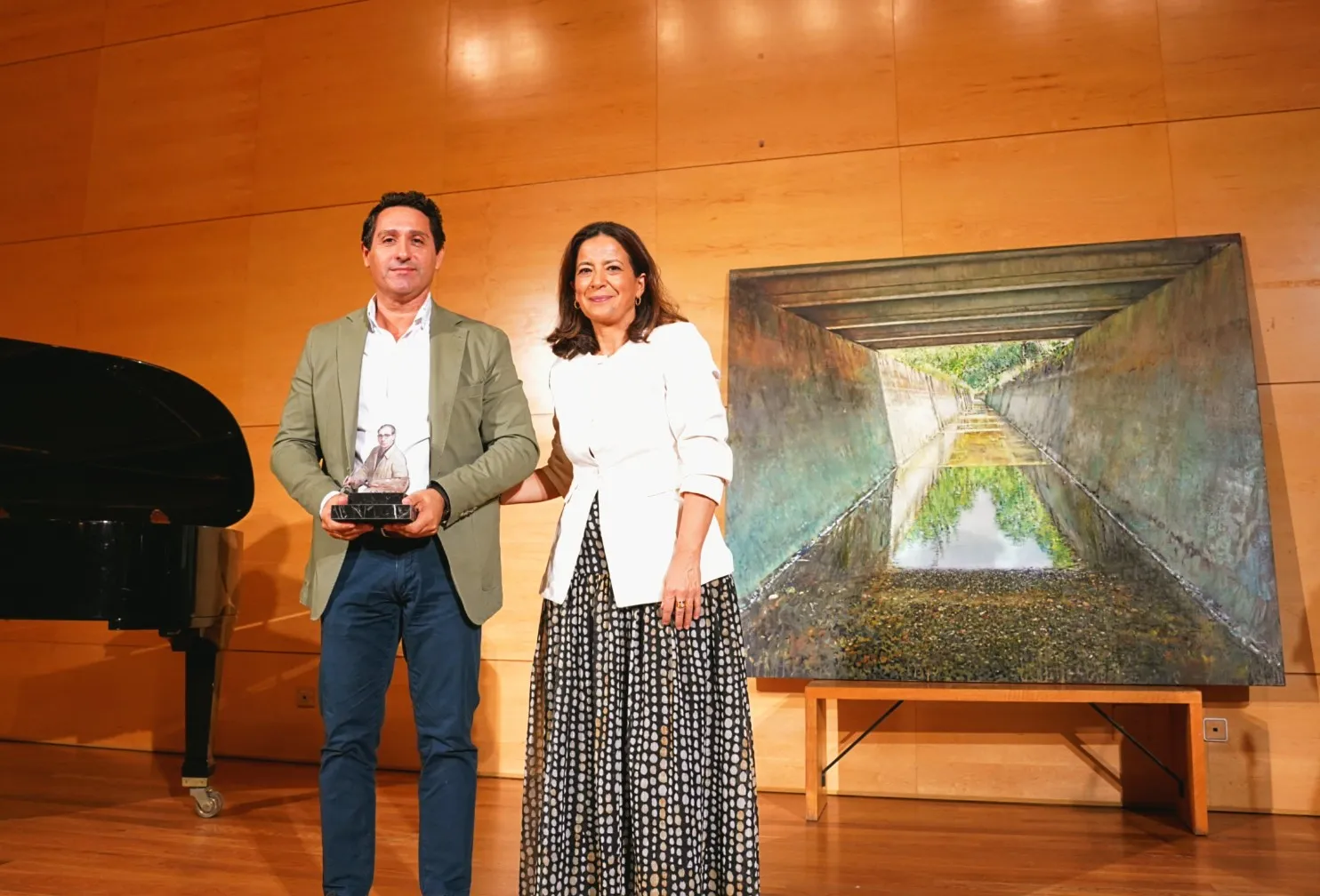 El artista junto a la alcaldesa de Don Benito.