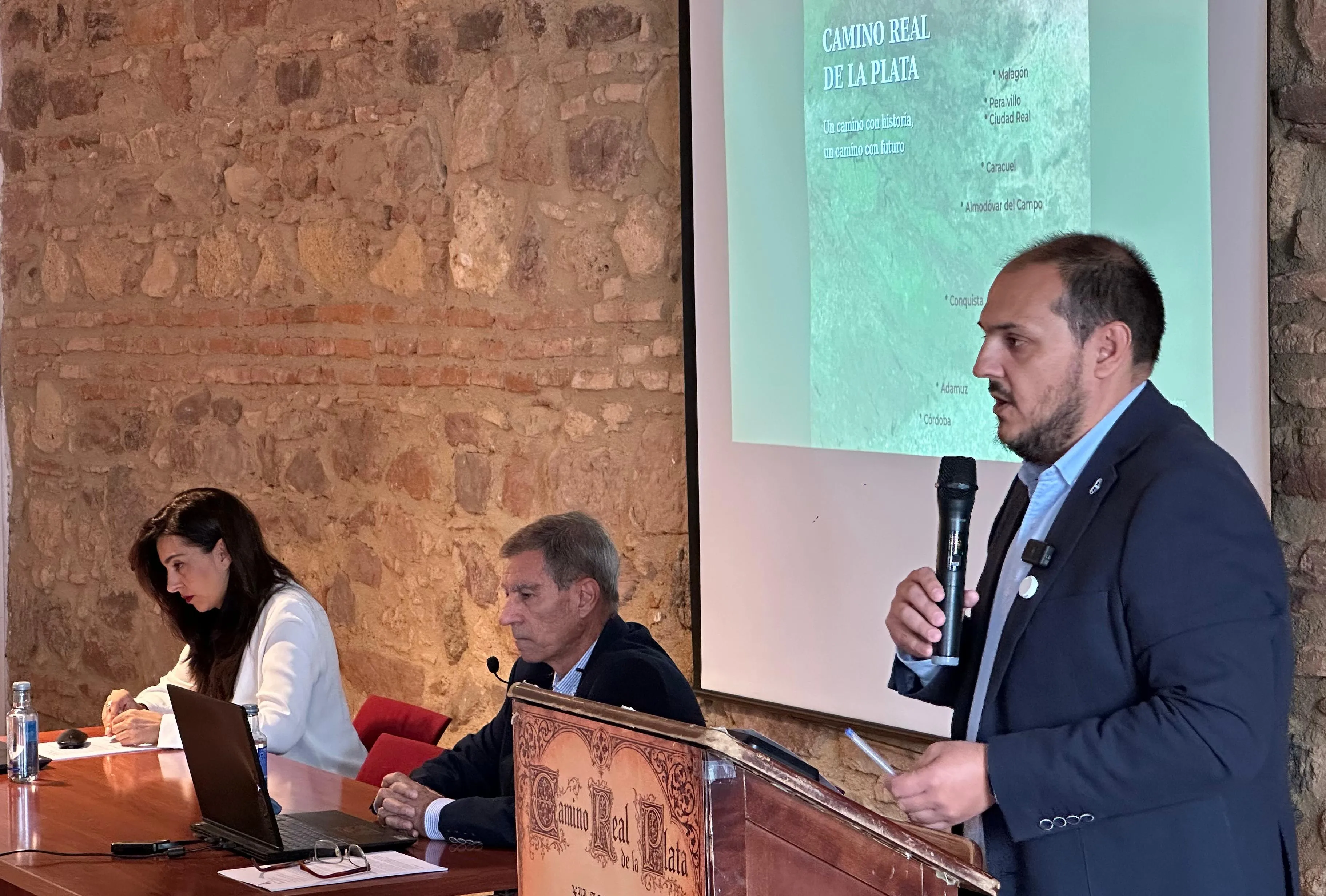 Rafael A. Moreno, alcalde de Adamuz, durante la ponencia.