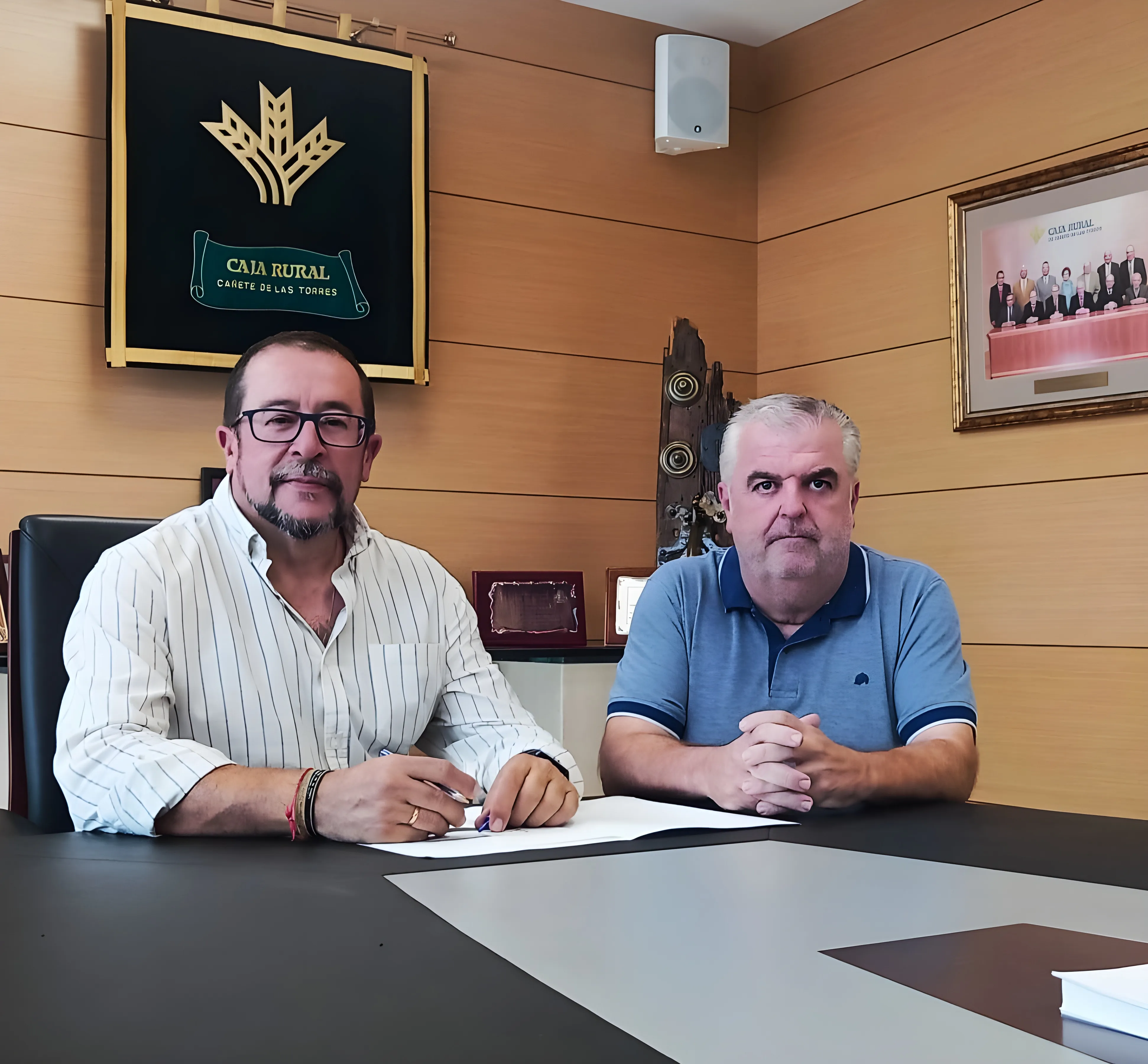 Representantes de Fundación Caja Rural y Asociación de enfermos de Alzheimer de Cañete. Foto: Fundación Caja Rural Cañete de las Torres