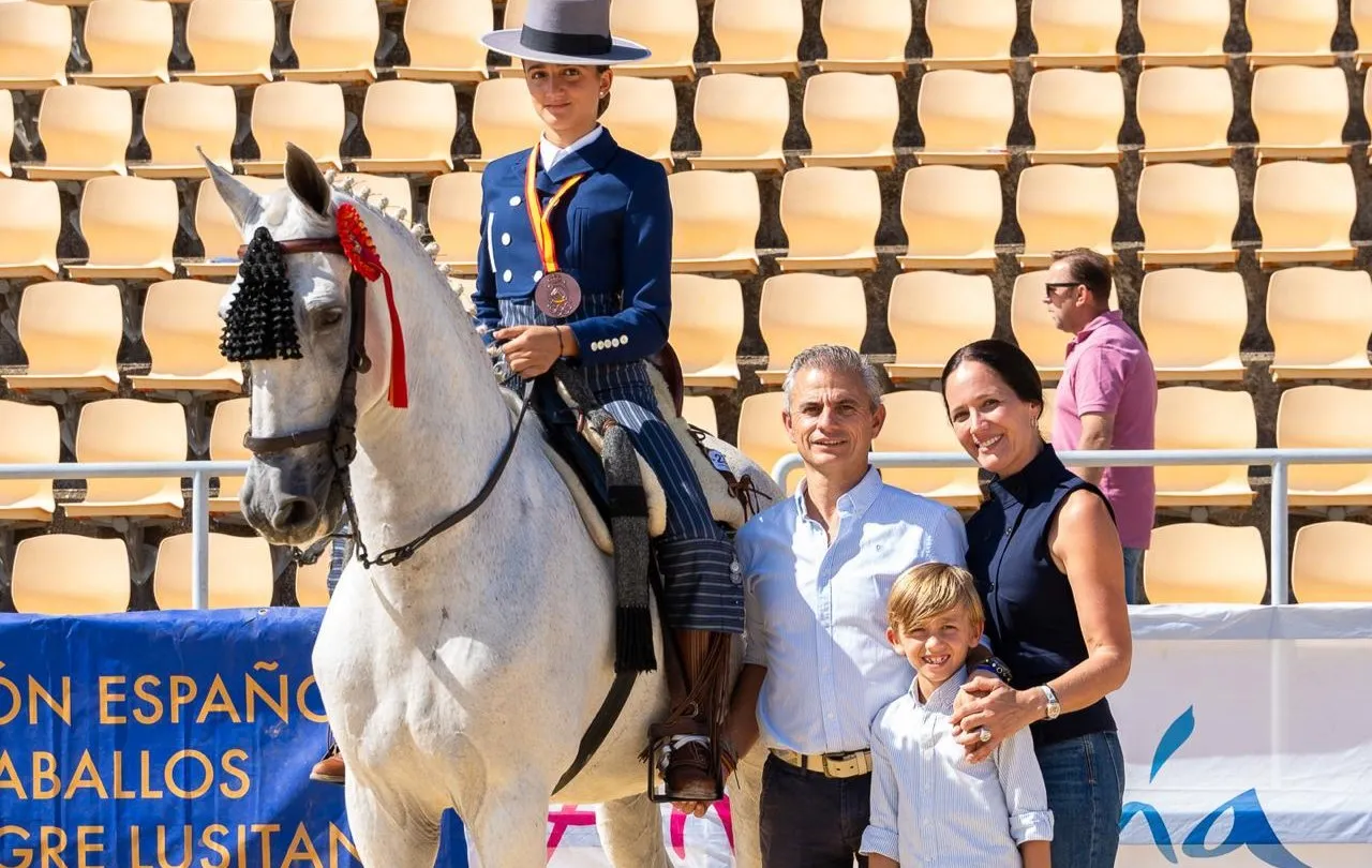 Pastora, con su familia, tras la consecución de la medalla. Foto: Ayto de Villafranca