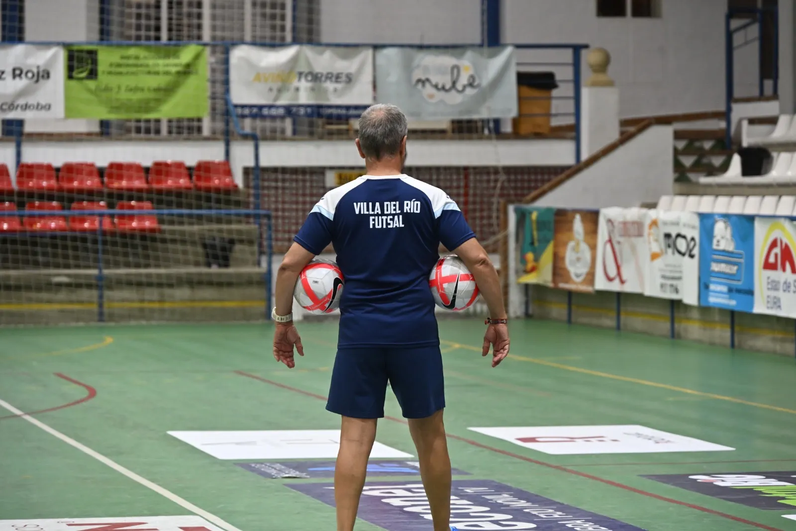 Alfonso Ortiz, entrenador del Villa del Río Futsal, en un entrenamiento. Foto: Villa del Río Futsal