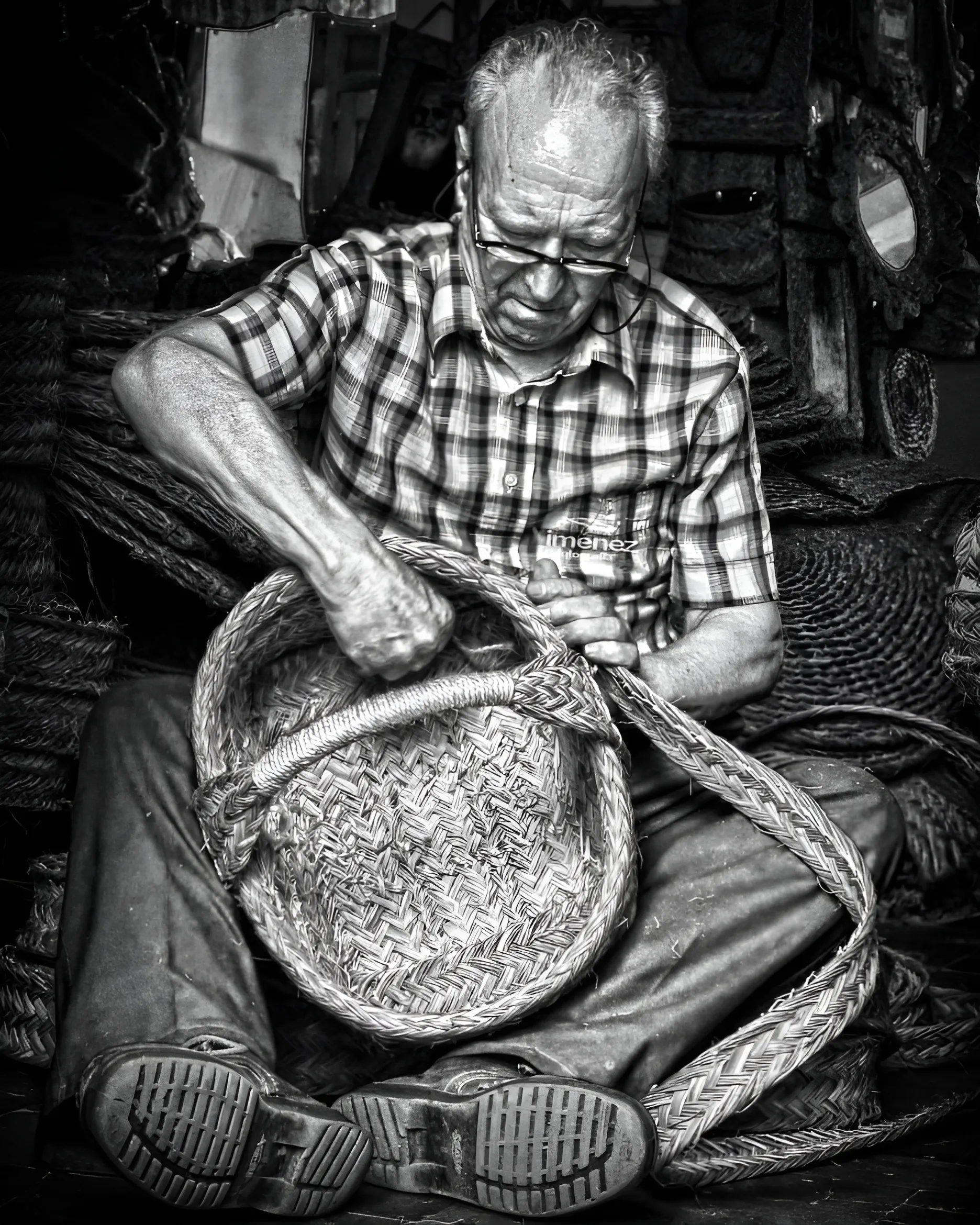 Alfonso Hidalgo, el alma del esparto en su taller de Montoro. Foto: Juan Antonio Jiménez