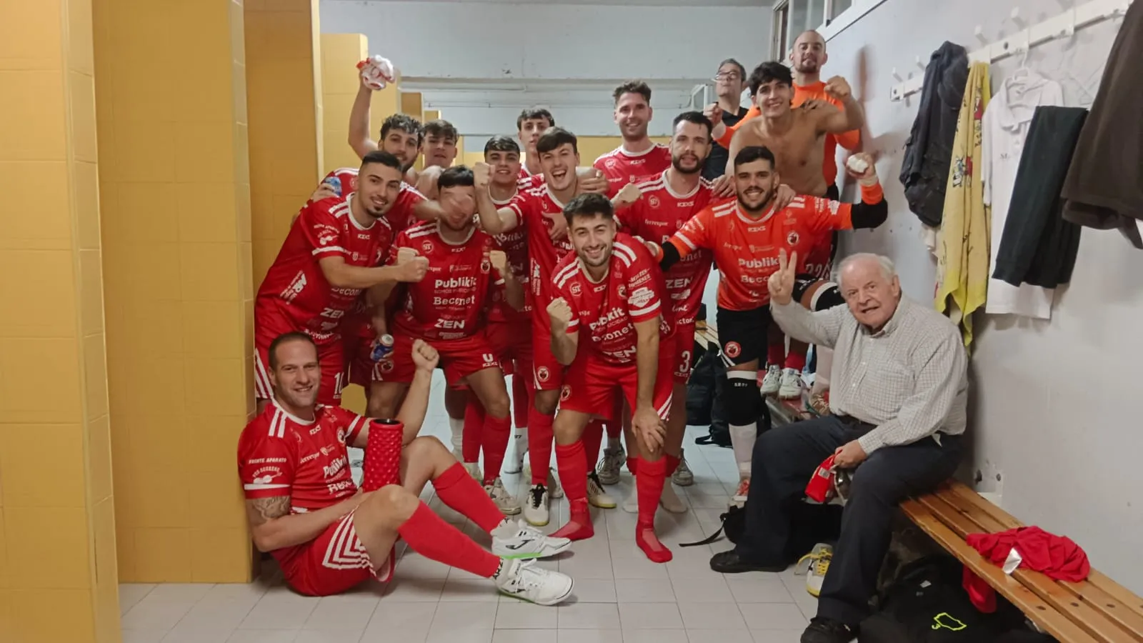 El equipo celebra la victoria. El equipo celebra la victoria.