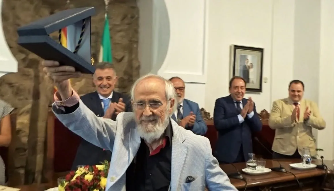 Ginés recibe la Medalla de Oro en 2019.
